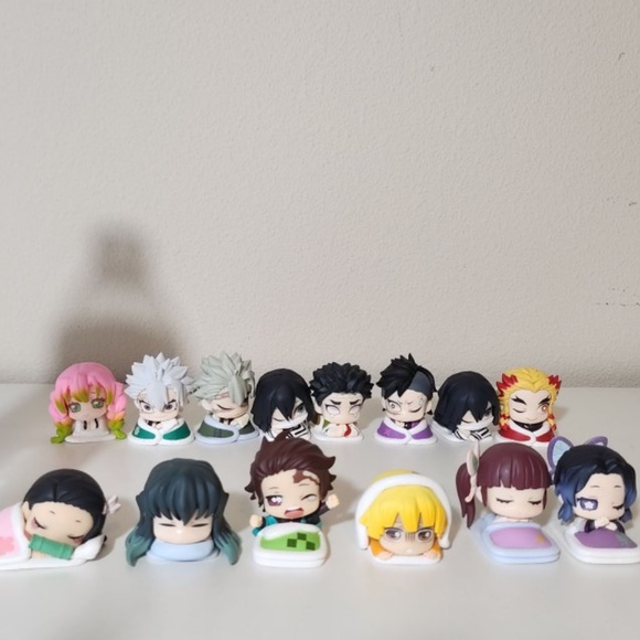 Demon slayer manga books, plushie and action figures - Picture 2 of 12